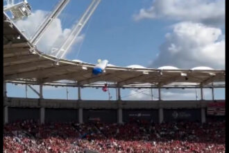 video situatie inedita la un meci de rugby din franta un parasutist a ramas agatat de acoperisul stadionului 67f6e30ecb3ea