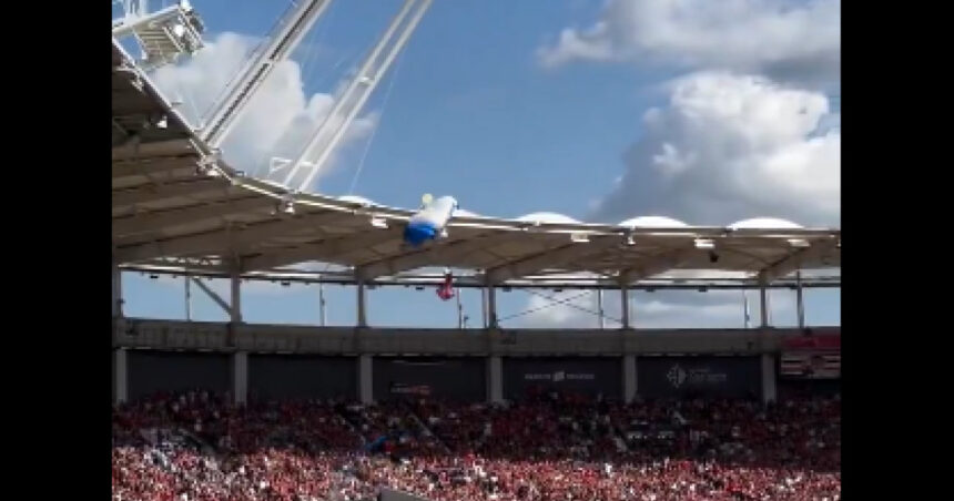 Un incident surprinzător la un meci de rugby în Franța: Un parașutist s-a prins de acoperișul stadionului! 1 video situatie inedita la un meci de rugby din franta un parasutist a ramas agatat de acoperisul stadionului 67f6e30ecb3ea