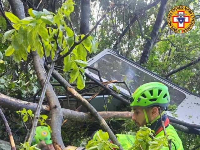 Tragedie lângă Napoli: O telecabină s-a prăbușit, lăsând în urmă patru victime 1 video telecabina prabusita langa napoli patru persoane au murit 6801eb5b4a30f