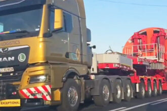 video trafic blocat pe dn 2a la iesire din harsova din cauza a doua transporturi agabaritice 6807cb60bb2e1