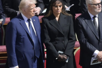 video trump salvat de o gafa imensa de sotia lui ce i a soptit melania la ureche la inmormantarea papei francisc 680df8899fcc1