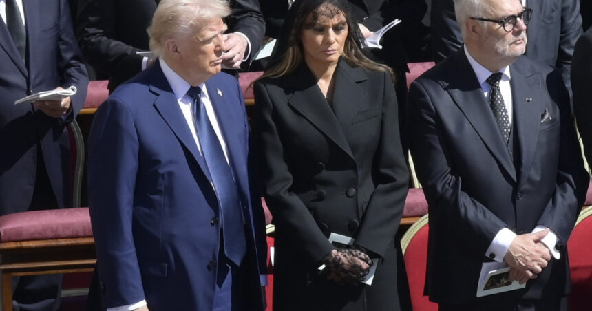 Trump, scăpat de o situație stânjenitoare grație soției sale. Ce mesaj i-a transmis Melania în timpul înmormântării papei Francisc 1 video trump salvat de o gafa imensa de sotia lui ce i a soptit melania la ureche la inmormantarea papei francisc 680df8899fcc1