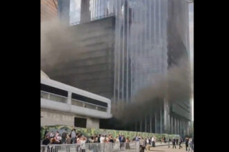 video un incendiu a avut loc in parcarea unui mall din moscova au intervenit serviciile de urgenta 68090d811f9c3
