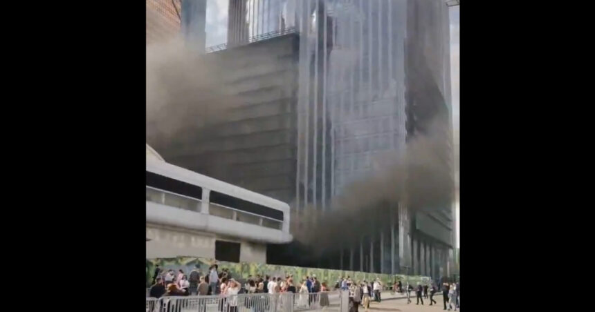 Flăcările au cuprins parcarea unui centru comercial din Moscova: intervenția rapidă a salvatorilor! 1 video un incendiu a avut loc in parcarea unui mall din moscova au intervenit serviciile de urgenta 68090d811f9c3