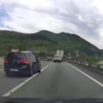 Un șofer imprudent a realizat o manevră riscantă pe DN6, în apropierea locului unde un microbuz s-a prăbușit în Dunăre acum câteva zile. 3 video un sofer teribilist a facut o depasire periculoasa pe dn6 in zona unde un microbuz a cazut in dunare in urma cu cateva zile 6804bb5819111