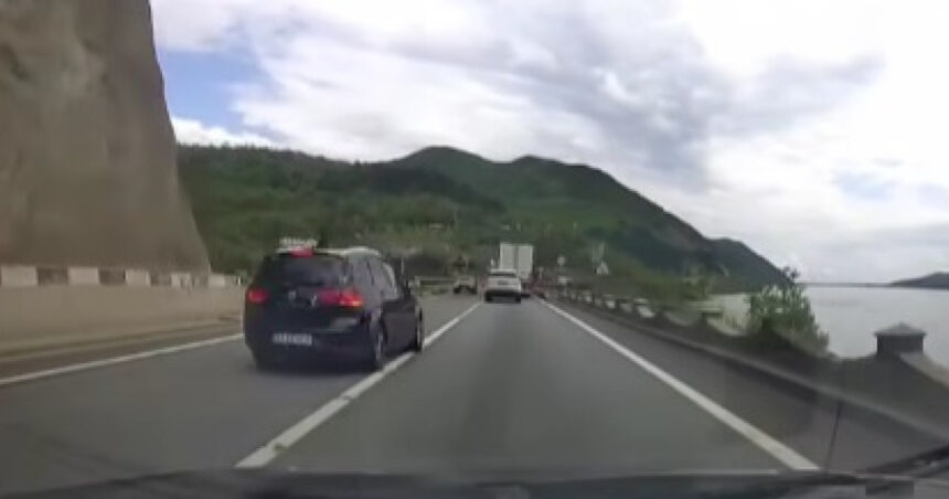 Un șofer imprudent a realizat o manevră riscantă pe DN6, în apropierea locului unde un microbuz s-a prăbușit în Dunăre acum câteva zile. 1 video un sofer teribilist a facut o depasire periculoasa pe dn6 in zona unde un microbuz a cazut in dunare in urma cu cateva zile 6804bb5819111