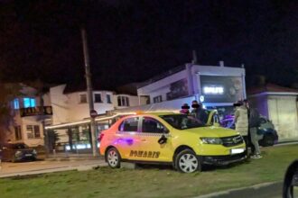 video un taxi a plonjat pe scuarul din fata ipj constanta de pe bulevardul mamaia 67ed96c6a9ebc