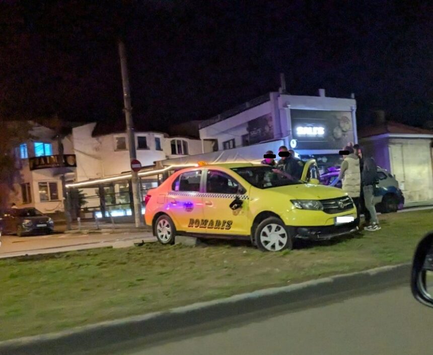 Un taxi a zburat pe trotuarul din fața IPJ Constanța, pe bulevardul Mamaia 1 video un taxi a plonjat pe scuarul din fata ipj constanta de pe bulevardul mamaia 67ed96c6a9ebc