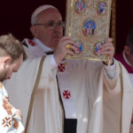 „Rugăciunea umilă a Papei Francisc la începutul pontificatului său, acum 12 ani: 'Vă rog să cereți Domnului binecuvântarea pentru mine'” 2 video va rog pe voi sa i cereti domnului sa ma binecuvanteze mesajul umil cu care papa francisc si a inceput pontificatul acum 12 ani 68061a784af8a