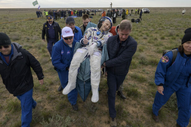 videofoto cel mai varstnic astronaut american in activitate a revenit pe terra dupa o misiune la bordul iss in ziua cand a implinit 70 de ani 6804d2bd51aec