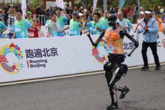 videofoto douazeci si unu de roboti umanoizi s au alaturat miilor de alergatori la semimaratonul din beijing cum s au descurcat masinile 6803a1528420a
