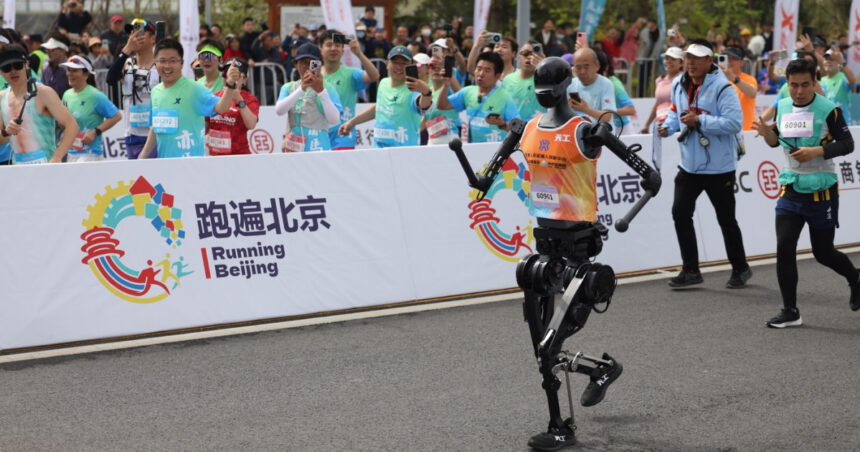 videofoto douazeci si unu de roboti umanoizi s au alaturat miilor de alergatori la semimaratonul din beijing cum s au descurcat masinile 6803a1528420a