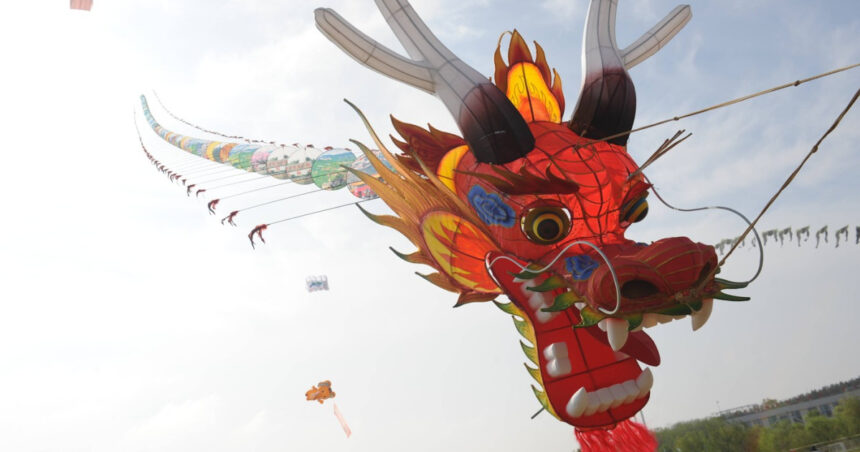 Festivalul Internațional al Zmeielor din China: 257 de echipe din 51 de colțuri ale lumii se pregătesc să zboare! 1 videofoto festivalul international al zmeielor in china participa 257 de echipe din 51 de tari si regiuni 6804be49a6550