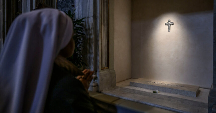 Ultima odihnă a papei Francisc: Imagini din Vatican și așteptarea a sute de mii de credincioși care vin să-i aducă un omagiu. 1 videofoto imagini cu mormantul papei francisc publicate de vatican sute de mii de oameni sunt asteptati sa i aduca un ultim omagiu 680e0c663c8c7