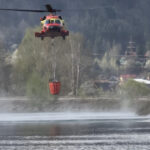 Incendiul devastator din Argeș: Flăcările se răspândesc pe 24 de hectare de pădure, iar elicopterul revine pentru a lupta cu focul 2 videofoto incendiul de vegetatie din arges focul e extins pe 24 de hectare de padure iar elicopterul si a reluat interventia 68037fd06bd43