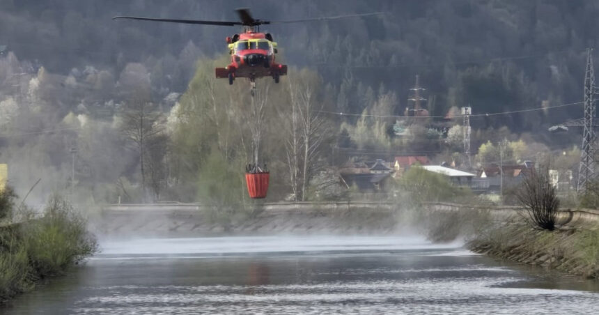 Incendiul devastator din Argeș: Flăcările se răspândesc pe 24 de hectare de pădure, iar elicopterul revine pentru a lupta cu focul 1 videofoto incendiul de vegetatie din arges focul e extins pe 24 de hectare de padure iar elicopterul si a reluat interventia 68037fd06bd43