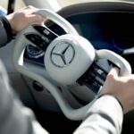 Revoluția digitală în automobilism: Mercedes inovează cu un volan inspirat din aviație! 2 videofoto o noua revolutie in masina mercedes introduce in directia digitala si volanul de avion 680818fce8d38