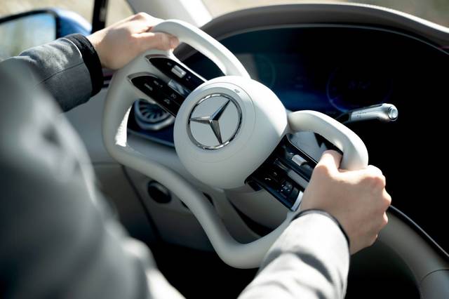 Revoluția digitală în automobilism: Mercedes inovează cu un volan inspirat din aviație! 1 videofoto o noua revolutie in masina mercedes introduce in directia digitala si volanul de avion 680818fce8d38