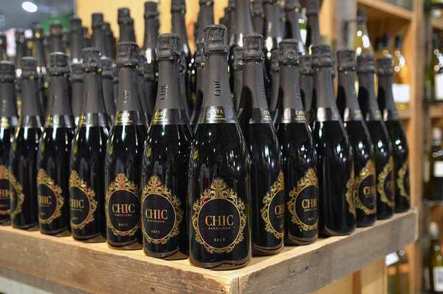Descoperă Vinul Zilei: O Cava încântătoare cu note florale și fructe dulce, spumantă și elegantă - răspunsul spaniol la un Prosecco deosebit! 1 vinul zilei o cava care place imediat cu arome florale si de fruct dulceag cu bule fine persistente raspunsul spaniol la un prosecco bun cu un plus de rafinament si prospetime 680f1e76683cb