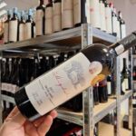 Descoperă vinul zilei: un cupaj roșu îndrăzneț din Fetească Neagră, Shiraz și Cabernet Franc, cu arome intense de fructe roșii, prune afumate și caise, completat de nuanțe de vișine și cafea. Perfect pentru a acompania deliciile din carne roșie și vânat! 3 vinul zilei un cupaj rosu nonconformist obtinut din feteasca neagra shiraz si cabernet franc arome intense de fructe rosii prune afumate si caise carora li se adauga pe palat note de visine si c 68033f0ceae5d