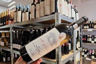 vinul zilei un cupaj rosu nonconformist obtinut din feteasca neagra shiraz si cabernet franc arome intense de fructe rosii prune afumate si caise carora li se adauga pe palat note de visine si c 68033f0ceae5d