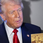„Visa de lux pentru elitele americane: Trump dezvăluie 'Cardul de aur' de cinci milioane de dolari, afirmând: 'Eu sunt primul proprietar'” 3 viza de america pentru bogati trump prezinta cardul de aur in valoare de cinci milioane de dolari eu sunt primul cumparator 67efbc8654577