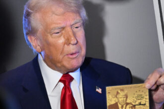 viza de america pentru bogati trump prezinta cardul de aur in valoare de cinci milioane de dolari eu sunt primul cumparator 67efbc8654577