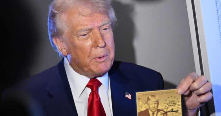 „Visa de lux pentru elitele americane: Trump dezvăluie 'Cardul de aur' de cinci milioane de dolari, afirmând: 'Eu sunt primul proprietar'” 1 viza de america pentru bogati trump prezinta cardul de aur in valoare de cinci milioane de dolari eu sunt primul cumparator 67efbc8654577