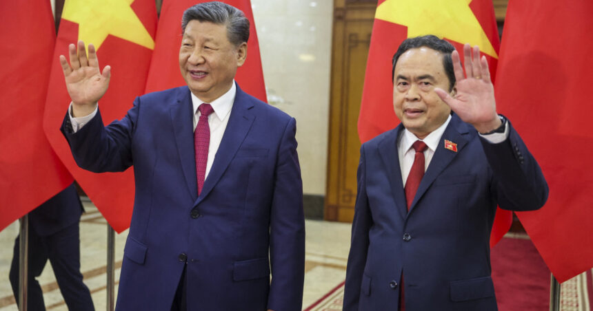 Întâlnire istorică în Vietnam: Xi Jinping și liderul de la Hanoi discută despre războiul tarifelor provocat de Trump 1 xi jinping a mers in vietnam pentru a se intalni cu liderul de la hanoi raspunsul celor doi la razboiul tarifelor declansat de trump 67fd29d9c13d0