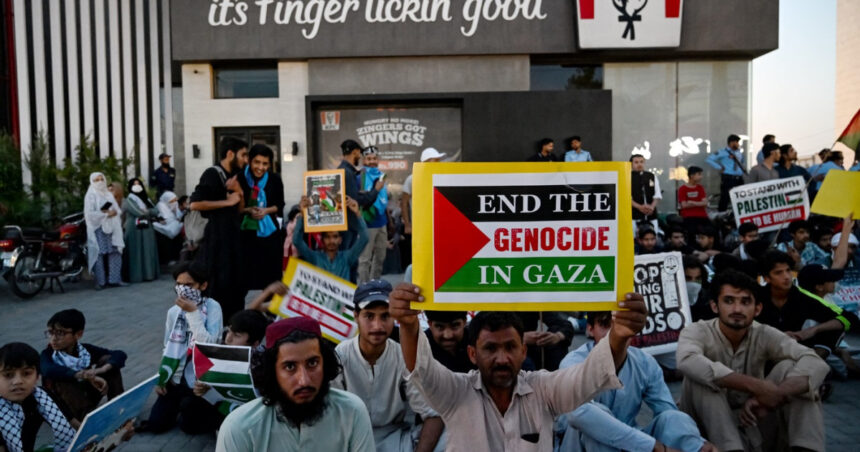 Zeci de indivizi reținuți în Pakistan după atacurile asupra restaurantelor KFC, în contextul protestelor legate de criza din Gaza. 1 zeci de persoane au fost arestate in pakistan in urma atacurilor unor restaurante kfc protestele au legatura cu situatia din gaza 6803f94db60d9