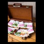 13.000 de euro ÎMPRĂȘTIAȚI dintr-un autoturism, în urma unei dispute familiale! Ce soartă au avut banii? 2 13 000 de euro aruncati dintr o masina dupa o cearta in familie ce s a intamplat cu banii 6828cc82cf0ed
