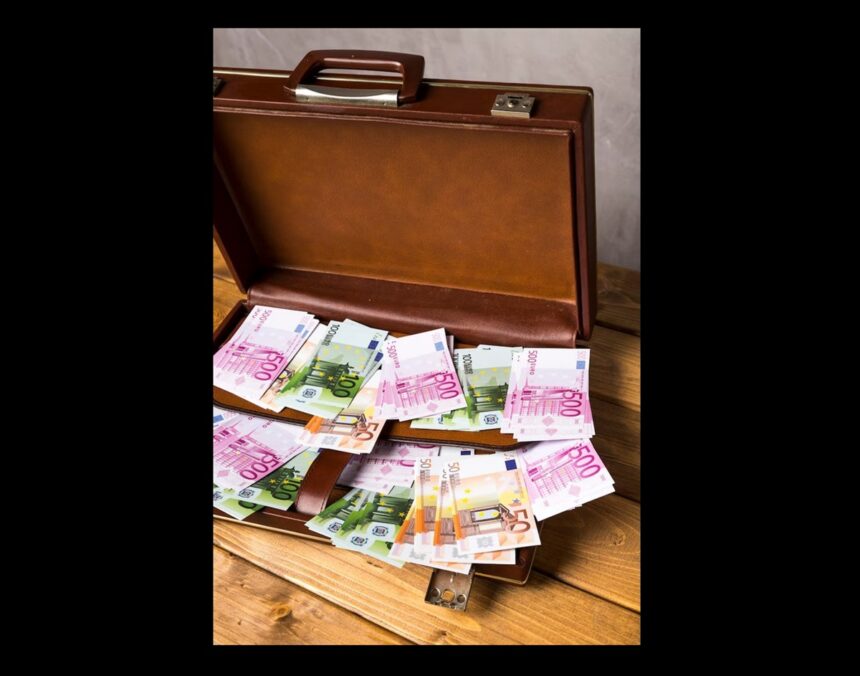 13.000 de euro ÎMPRĂȘTIAȚI dintr-un autoturism, în urma unei dispute familiale! Ce soartă au avut banii? 1 13 000 de euro aruncati dintr o masina dupa o cearta in familie ce s a intamplat cu banii 6828cc82cf0ed