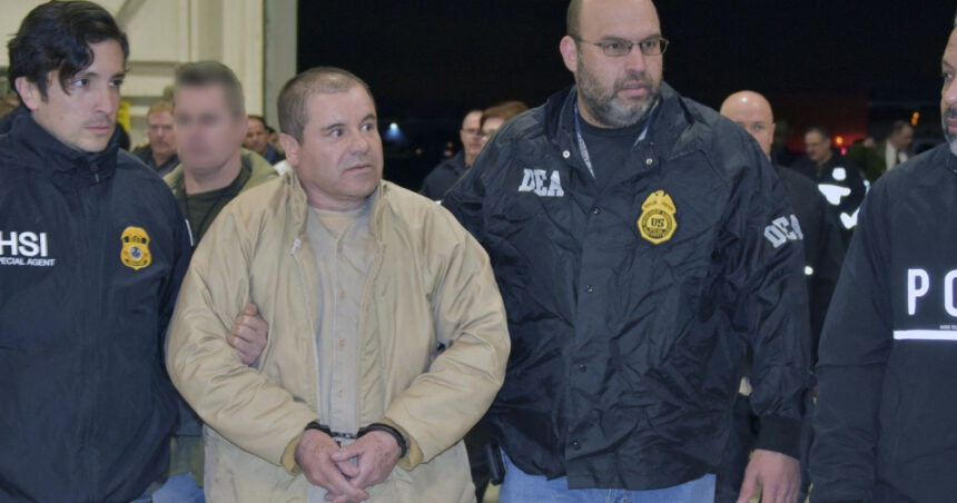 17 membri din clanul lui „El Chapo” au capitulat în fața autorităților americane. Se discută despre posibilitatea de a fi integrați în programul de protecție a martorilor. 1 17 membri ai familiei lui el chapo s au predat autoritatilor americane ar putea fi inclusi in programul de protectie a martorilor 68232c3d5e9af