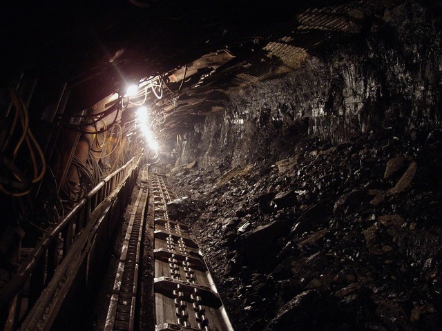 289 de mineri prizonieri în adâncurile unei mine de aur din Africa de Sud, la peste 3 km sub pământ 1 289 de mineri sunt blocati in subteran la peste 3 km adancime intr o mina de aur din africa de sud 68304b125ed93