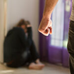 „A lovit-o cu brutalitate și a tras-o dezbrăcată prin oraș”: violențe devastatoare, pedeapsă cu închisoare 3 a calcat o pe cap si a tarat o dezbracata prin localitate batai cumplite sentinta cu executare 6838d63d27eee