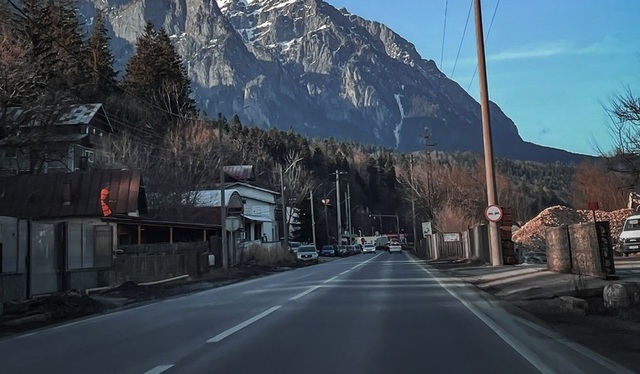 Regulile pentru "vigneta de Brașov" au fost aprobate: Permisele de acces pe drumurile județene vor fi valabile începând cu 1 ianuarie 2026. 1 a fost votat regulamentul vignetei de brasov permisele de libera trecere pe mai multe drumuri judetene vor intra in vigoare de la 1 ianuarie 2026 6839972357b13