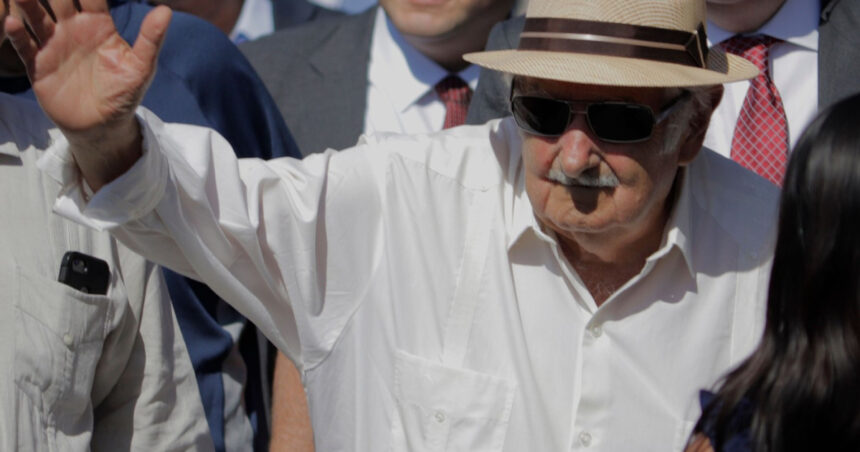 „A plecat dintre noi Jose Mujica, emblematicul lider al stângii latino-americane, supranumit 'cel mai modest președinte', în lupta sa cu cancerul.” 1 a murit cel mai sarac presedinte jose mujica simbol al stangii latino americane suferea de cancer 68241b246ad8c