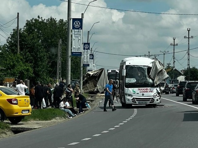 Coliziune Dramatică între un Autocamion și un Autocar cu 20 de Pasageri la Lețcani – Activarea Planului Roșu de Intervenție 1 accident in care au fost implicate un autocamion si un autocar cu 20 de pasageri la letcani a fost activat planul rosu de interventie 683060be76fc5