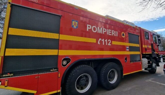 Coliziune pe calea ferată: un autoturism a plonjat de pe peron, intervenția pompierilor din Tuzla este în desfășurare. 1 accident pe calea ferata un autoturism a cazut de pe peron intervin pompierii de la tuzla 681f29d88a266