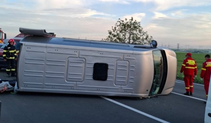 Incident rutier în Județul Constanța: Un microbuz a fost răsturnat între Stupina și Crucea 1 accident rutier in judetul constanta un microbuz rasturnat intre stupina si crucea 681b021ed13c0