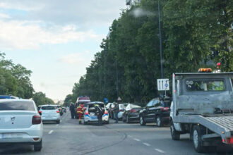 accident rutier pe bulevardul alexandru lapusneanu salvatorii isu intervin cu o ambulanta si o motocicleta smurd 68236a66d8133