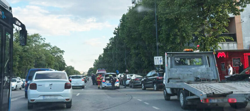 Coliziune pe bulevardul Alexandru Lăpușneanu: Echipajele ISU sosesc cu ambulanța și motocicleta SMURD pentru intervenție 1 accident rutier pe bulevardul alexandru lapusneanu salvatorii isu intervin cu o ambulanta si o motocicleta smurd 68236a66d8133