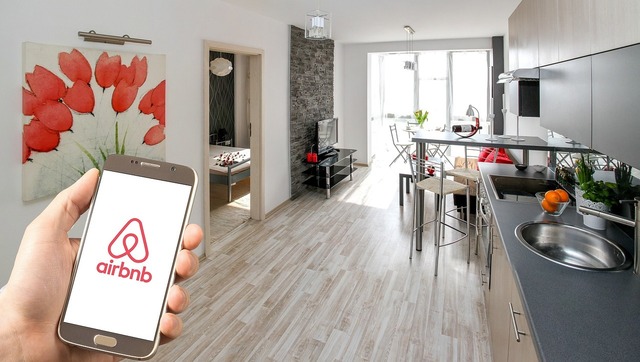 Airbnb sub presiune: peste 65.000 de oferte de închiriere retrase! 1 airbnb obligata sa elimine peste 65 000 anunturi de inchiriere 682c889616c91