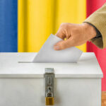 Alegerile prezidențiale din 2025: Cei care pot participa la votul cu urna mobilă. Data limită pentru solicitări 3 alegeri prezidentiale 2025 cine poate vota prin intermediul urnei speciale termenul limita pentru depunerea cererilor 6812f42e31ef8