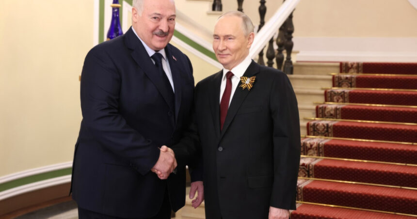 Aleksandr Lukașenko își mobilizează agricultorii să crească producția de cartofi pentru a susține Rusia. „E imperativ să ne sprijinim frații!” 1 aleksandr lukasenko isi indeamna fermierii sa cultive mai multi cartofi pentru a hrani rusia trebuie sa ii ajutam pe fratii nostri 6837320747a77