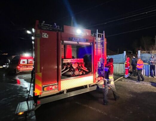 Urgent! Flăcările mistuie o locuință în Topraisar 1 alerta arde o casa in topraisar 682b938ccc5ef