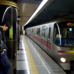 Panica în metroul din Tokyo: Un individ a agresat pasagerii cu un cuțit, provocând răni grave. 3 alerta la metroul din tokyo un barbat a ranit mai multe persoane dupa ce le a atacat cu cutitul 681b7030e5b17