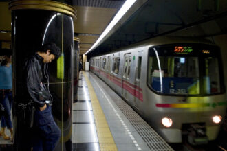 alerta la metroul din tokyo un barbat a ranit mai multe persoane dupa ce le a atacat cu cutitul 681b7030e5b17