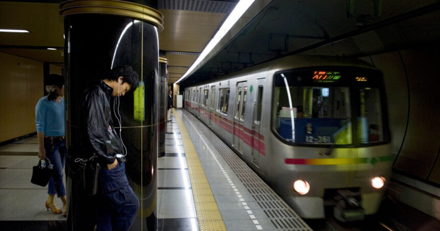 Panica în metroul din Tokyo: Un individ a agresat pasagerii cu un cuțit, provocând răni grave. 1 alerta la metroul din tokyo un barbat a ranit mai multe persoane dupa ce le a atacat cu cutitul 681b7030e5b17