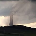 Atenție! Cod roșu de tornadă: Descoperă regiunile afectate de fenomene meteorologice extreme. 2 alerta meteo cu cod rosu de tornada vezi zonele vizate de fenomene meteo extreme 681cc9eb9d27d
